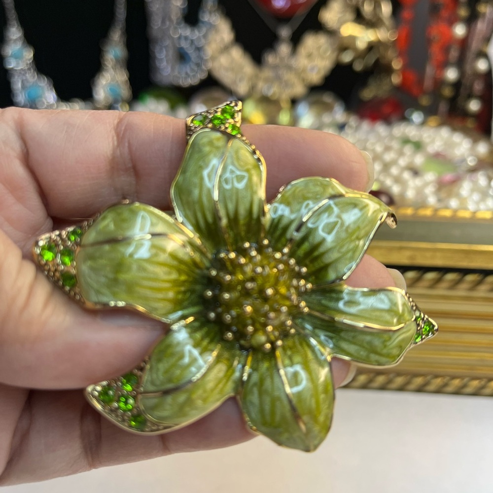 Green brooch#112500
